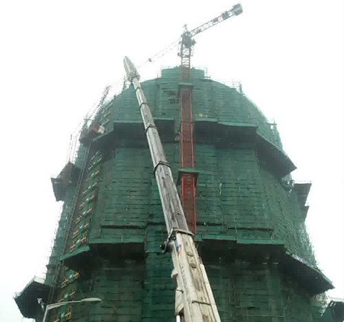 日照市吊车在工地上作业